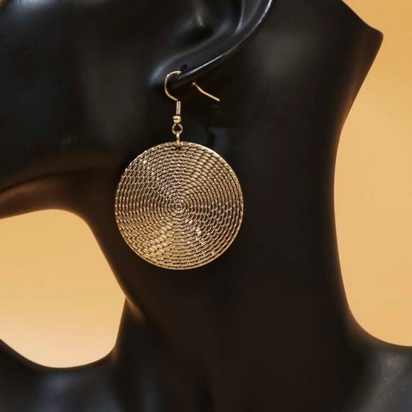 Gold textured Disc earrings - Picture 4 of 5